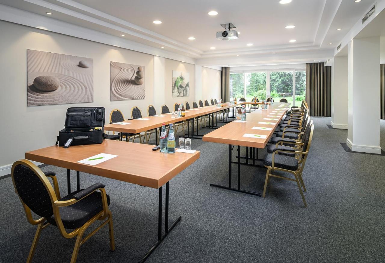 Parkhotel Am Taunus オーバーウルゼル エクステリア 写真